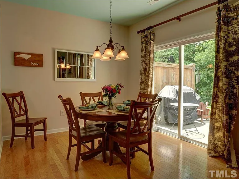 516 Dyersville Dr — Photo 5