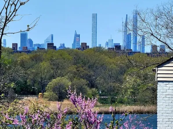 136-25 Jewel Avenue image 1 of 3