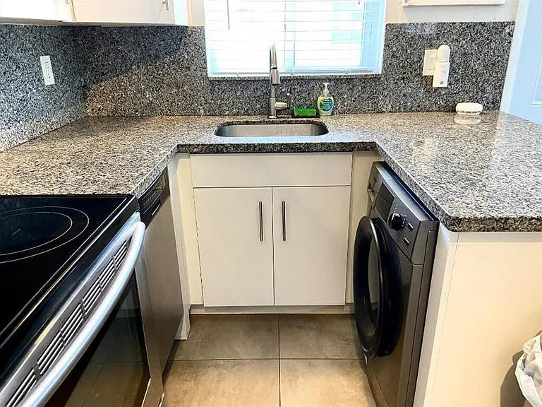 1528 NE 32nd St #1 — Photo 5