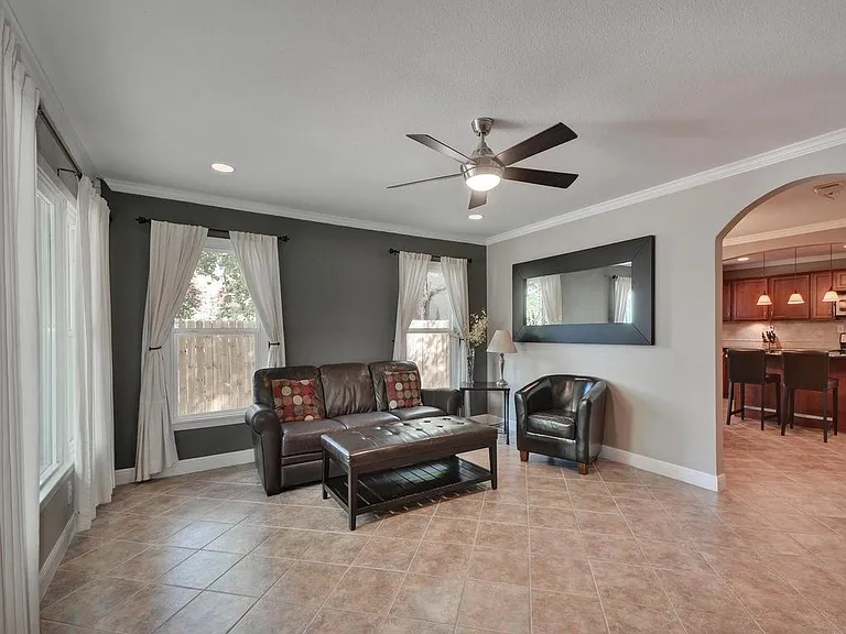 610 W North Loop Blvd — Photo 7