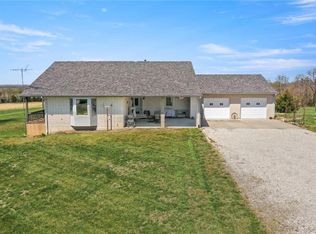 21881 Tonganoxie Dr, Tonganoxie, KS 66086