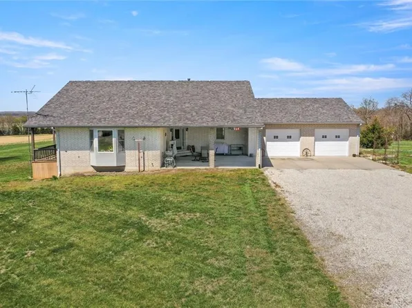 21881 Tonganoxie Dr, Tonganoxie, KS 66086