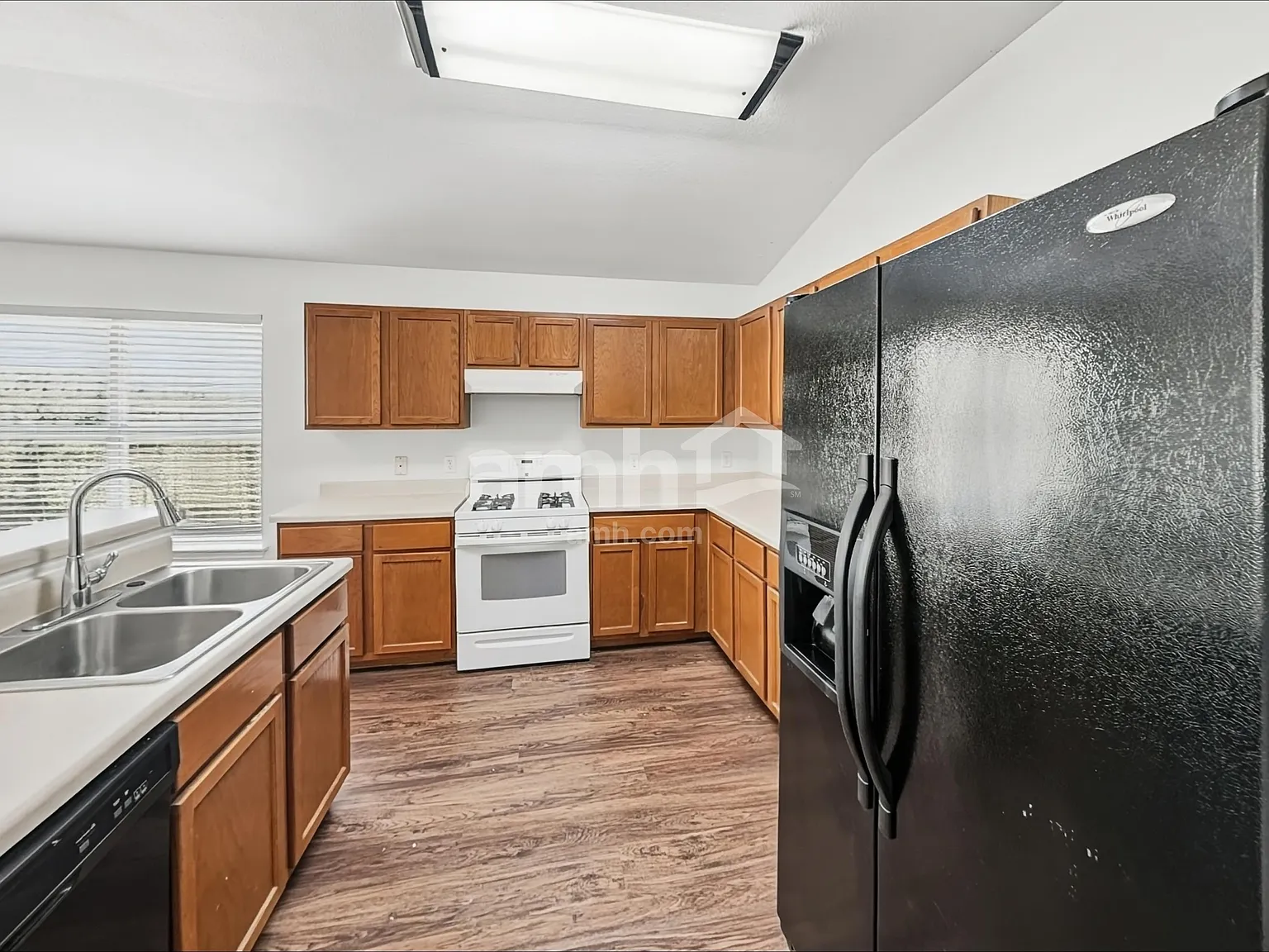 3 bed, 2.0 bath, 1835 sqft, $1,965 — Photo 3