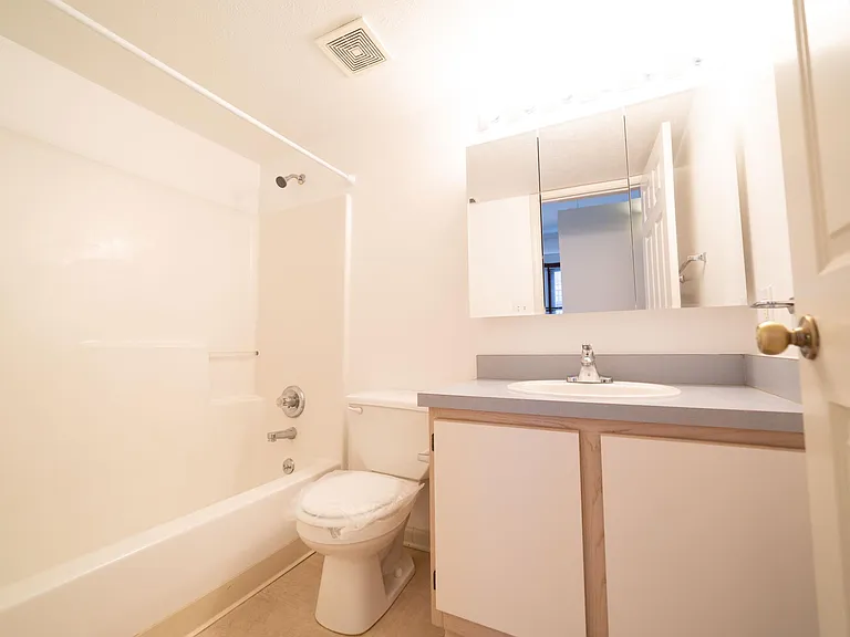 1900 W 25th St #305 — Photo 12