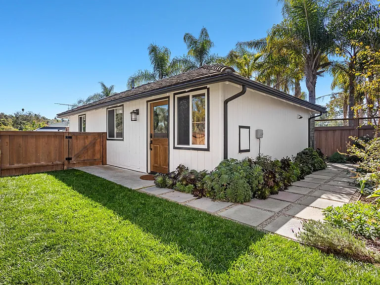 Los Cerritos Ln — Photo 31