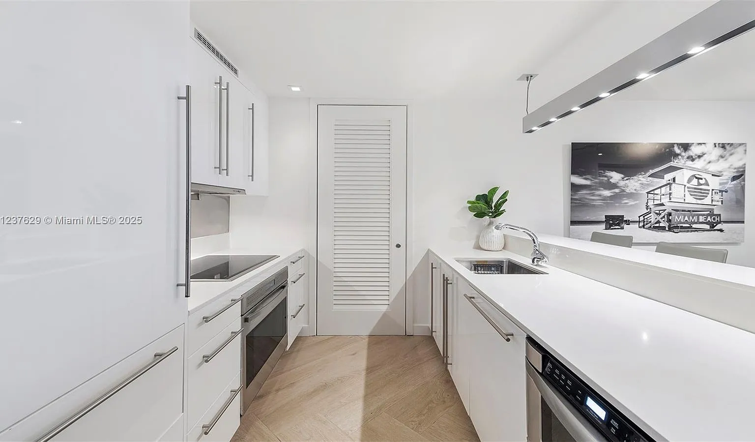 2201 Collins Ave Condo — Photo 4