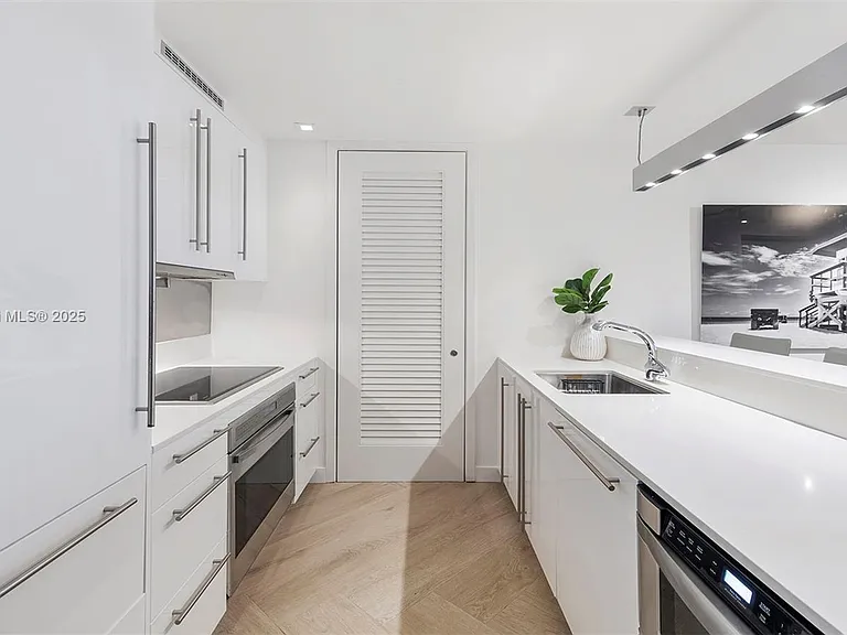 2201 Collins Ave #804 — Photo 4