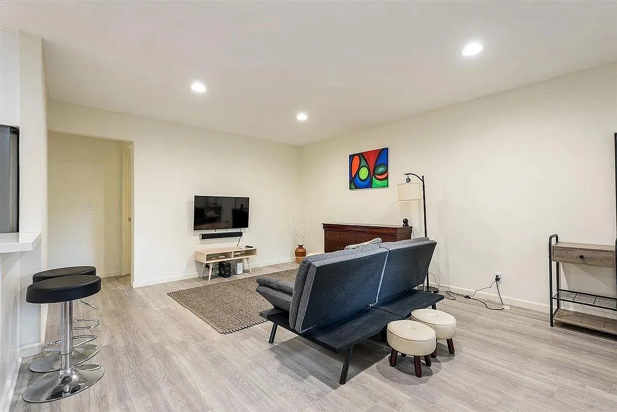 1 bed, 704 sqft, $4,000 — Photo 3