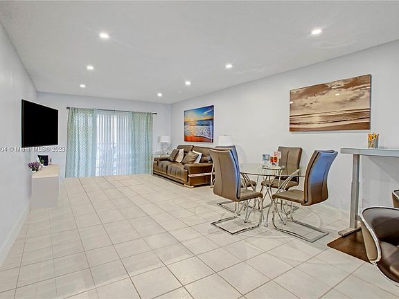 5th image of 2960 Riverside Dr #3212