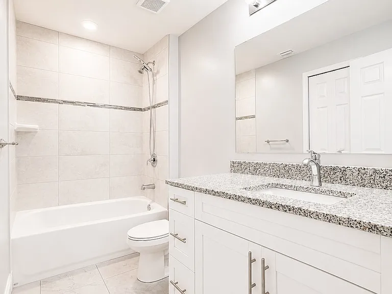 1625 SW 1st Ave #101 — Photo 6