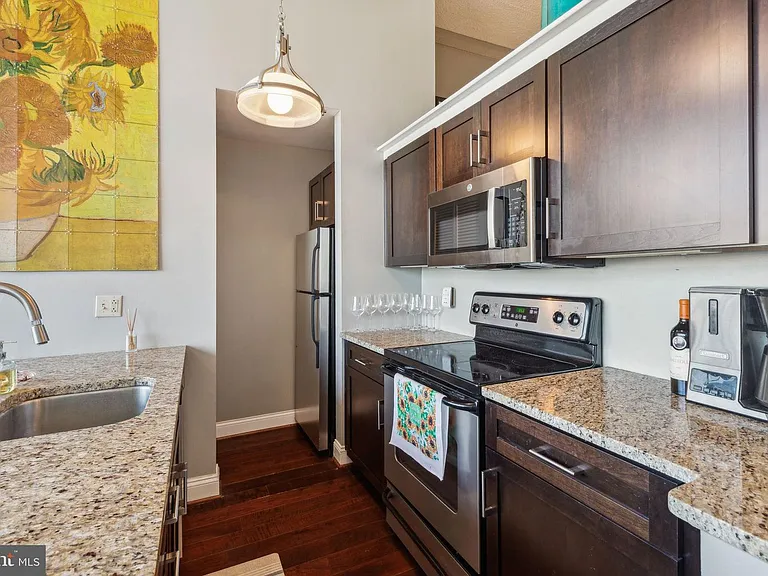 2429 Locust St #302 — Photo 4