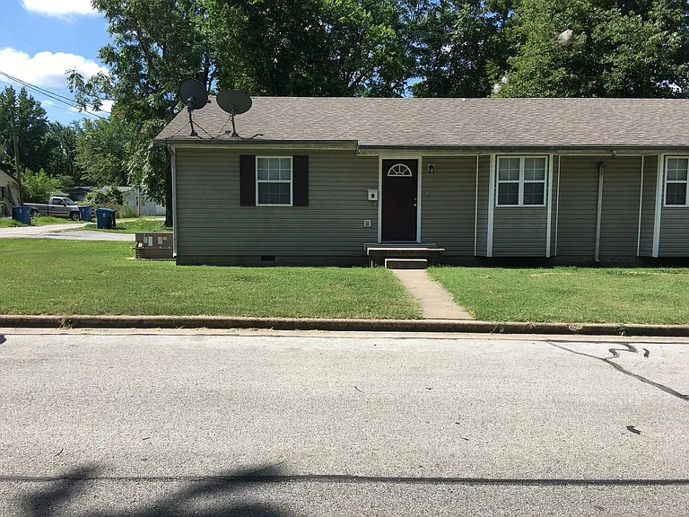 1204 E Markwardt St — Photo 2