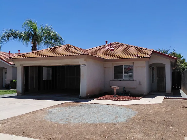 5757 W Vartikian Ave — Photo 1
