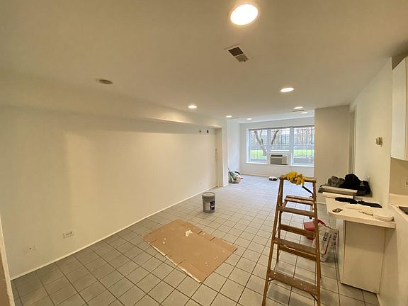 2nd image of 5528-30 N Kenmore Ave #G4