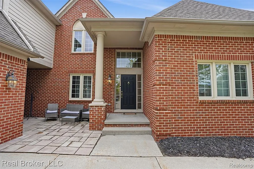 4 bed, 2.5 bath, 2829 sqft, $4,000 — Photo 2