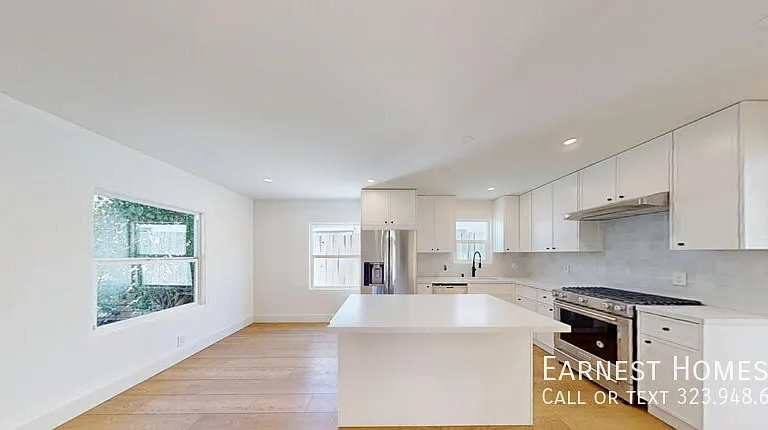 15242 Morrison St — Photo 1