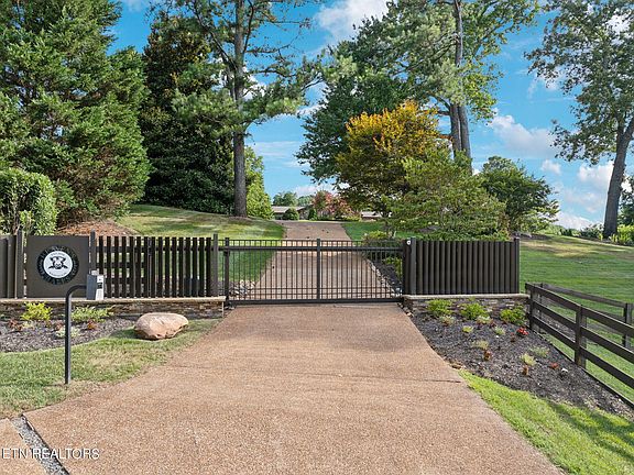 4th image of 1121 Clover Hill Ln