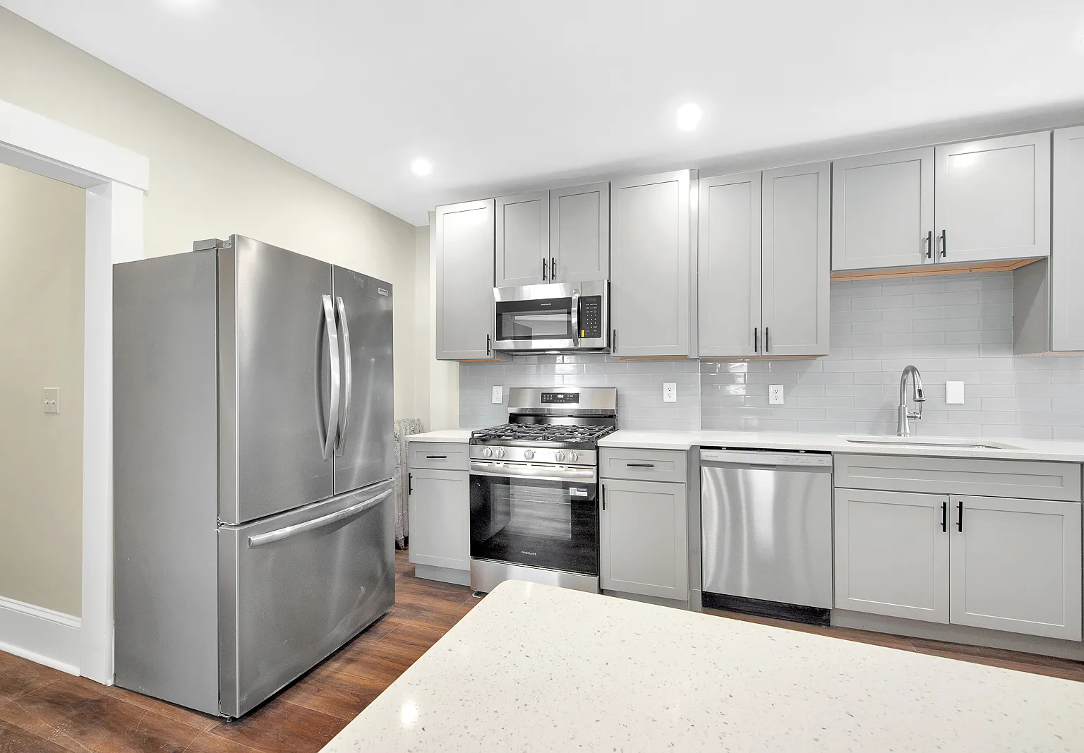 4 bed, 1070 sqft, $4,150 — Photo 2