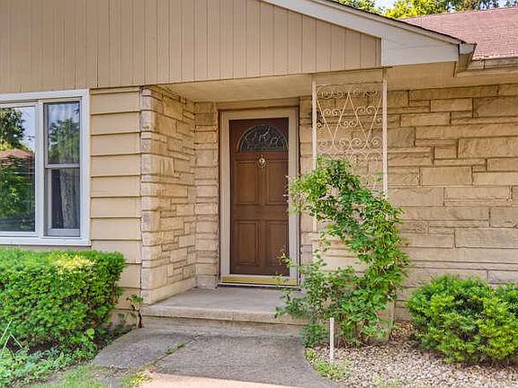 3rd image of 347 Woodland Ct