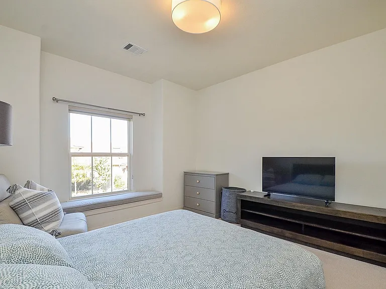2826 Tudor Mnr — Photo 37