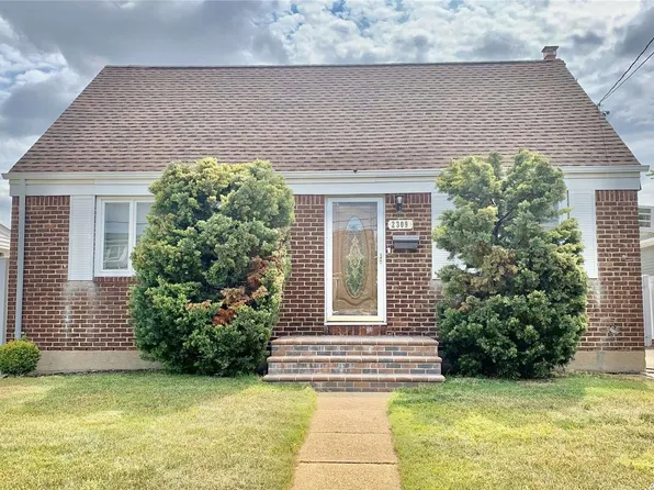 2309 Spruce Street, Seaford, NY 11783
