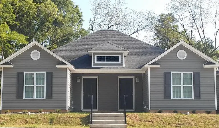 885 Peasley St NE — Photo 1