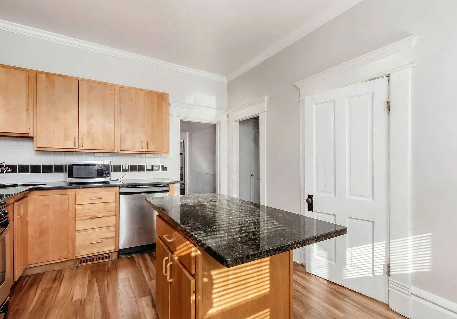 5 bed, 1.5 bath, $3,225 — Photo 4