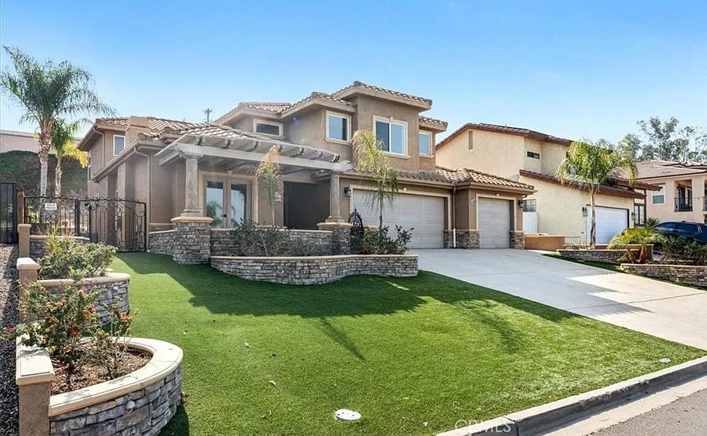 4 bed, 2.5 bath, 2724 sqft, $4,500 — Photo 2