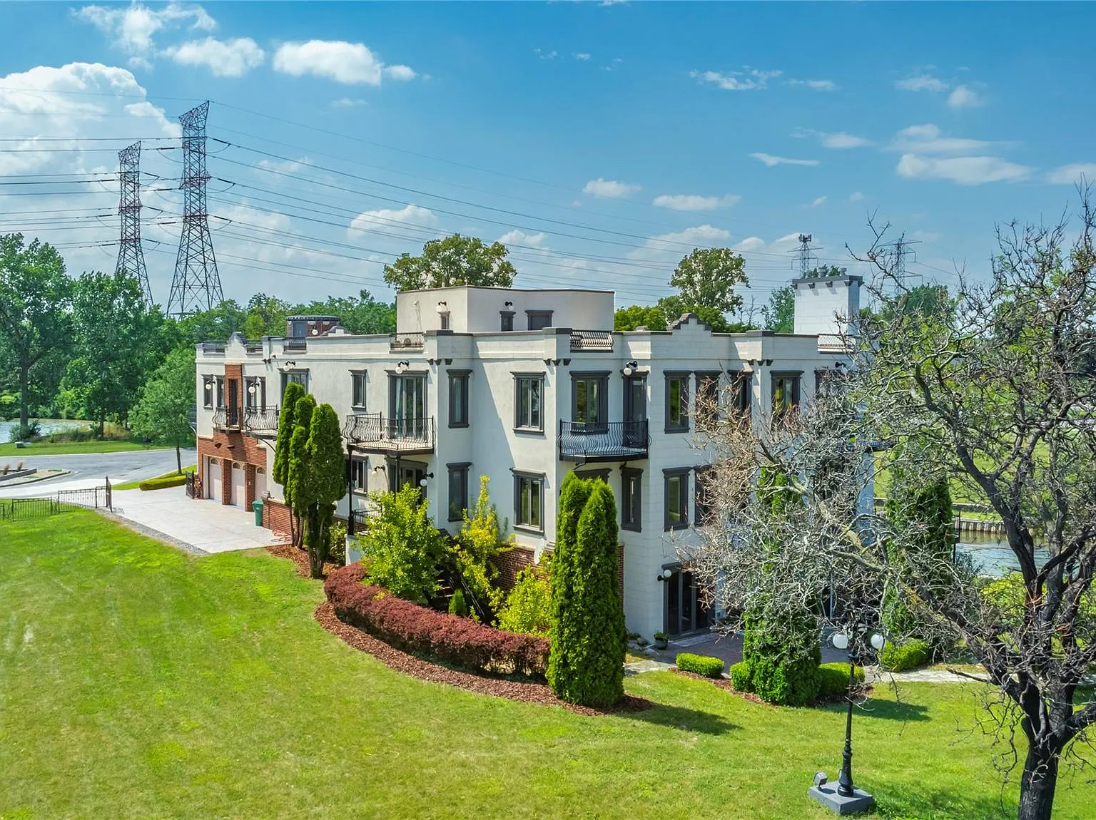 5 bed, 8.5 bath, 6897 sqft, $9,500 — Photo 4