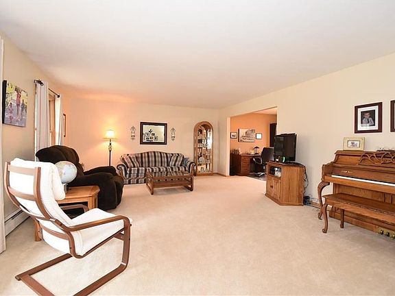 3rd image of 277 Parkview Dr