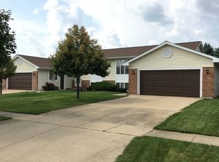 1617 Woodgate Dr, Sycamore, IL 60178