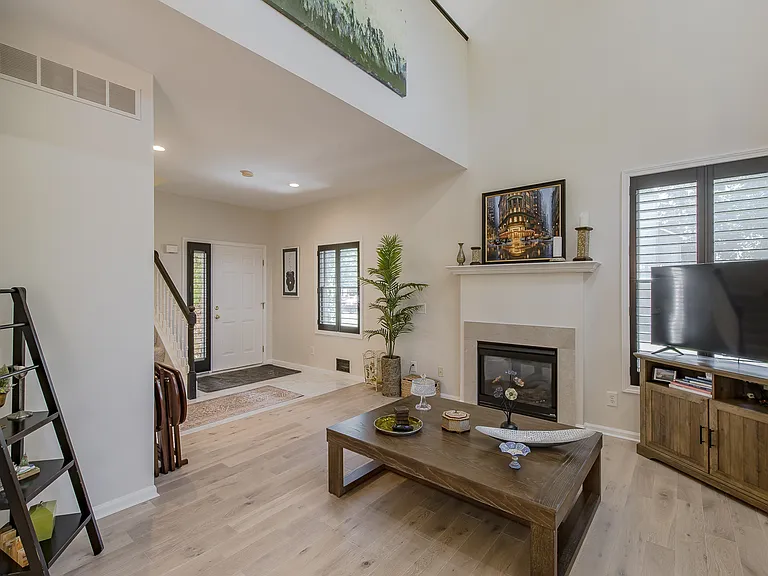 300 Stratford Ln #300 — Photo 33