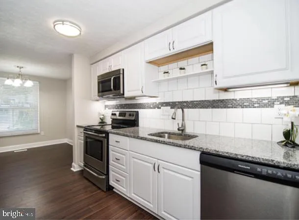 3 bed, 3.5 bath, 2084 sqft, $3,300 — Photo 1