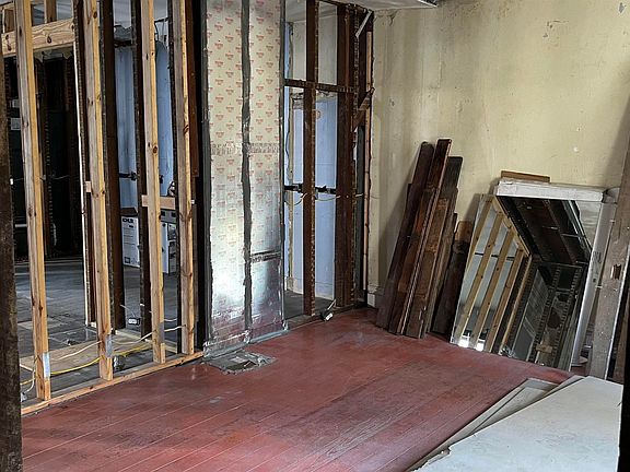 4th image of 811 Wilt St