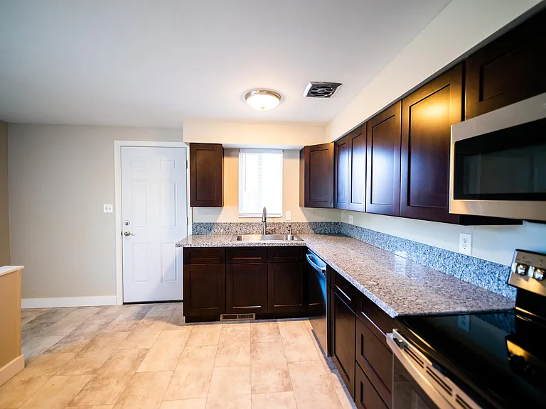 1179 E Blaine Ave #A — Photo 4