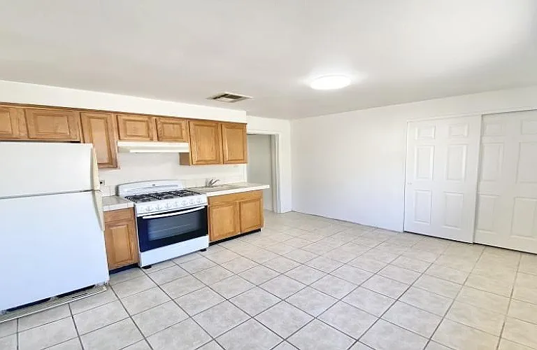 424 E Independence St #1 — Photo 3