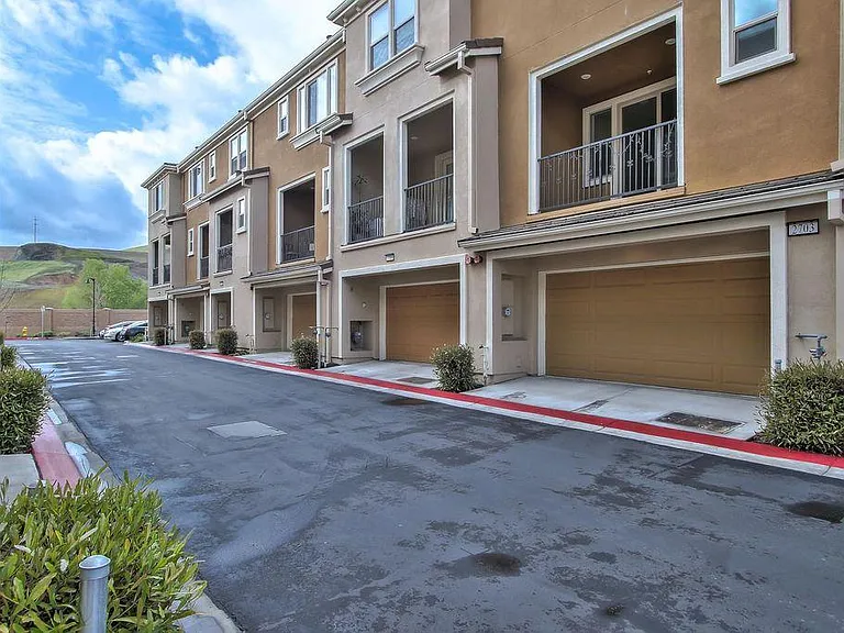 2703 Ferrara Cir — Photo 31