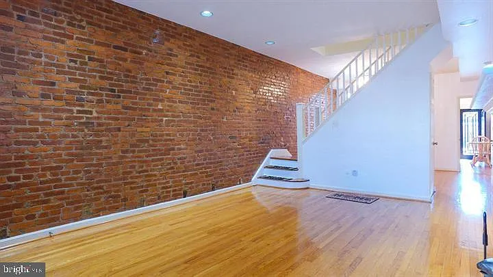 3 bed, 2.0 bath, 2024 sqft, $3,800 — Photo 4