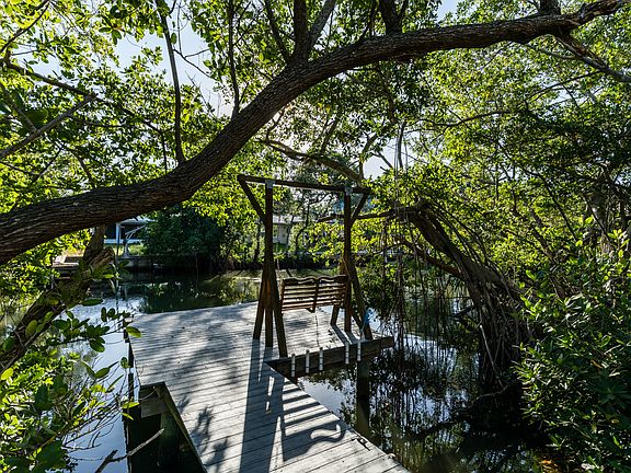 4th image of 4000 Beach Dr SE