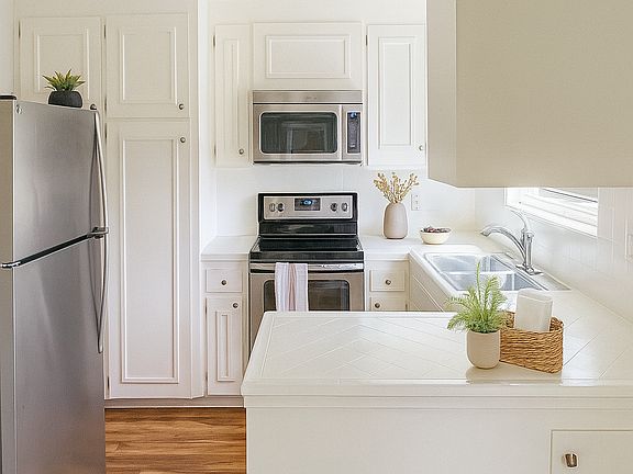 3rd image of 19 Belle Ave APT 10