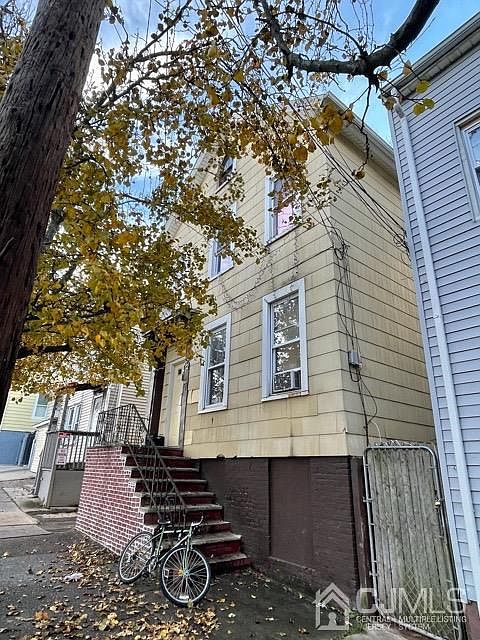 2nd image of 172 Townsend St