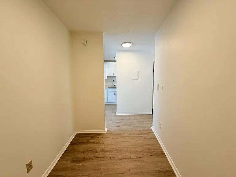 Crescent Apartments — Photo 15