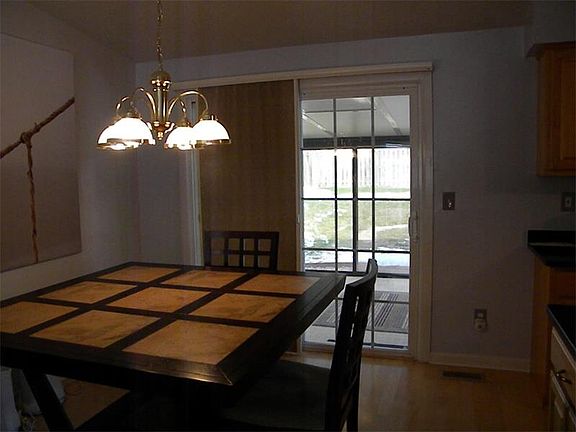 5th image of 1060 Crestwood Dr