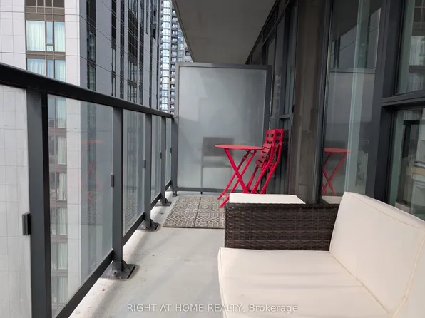 87 Peter St #2109, Toronto, ON M5V 0P1