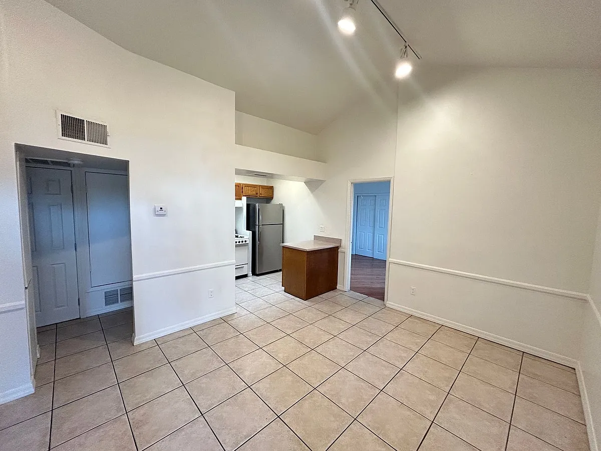 Building Photo - 336 W Culver St #3