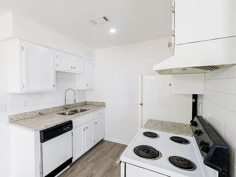 1202 Airline Dr — Photo 3