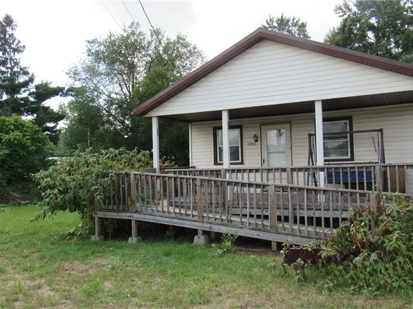 1202 N Uhrich St, Uhrichsville, OH 44683
