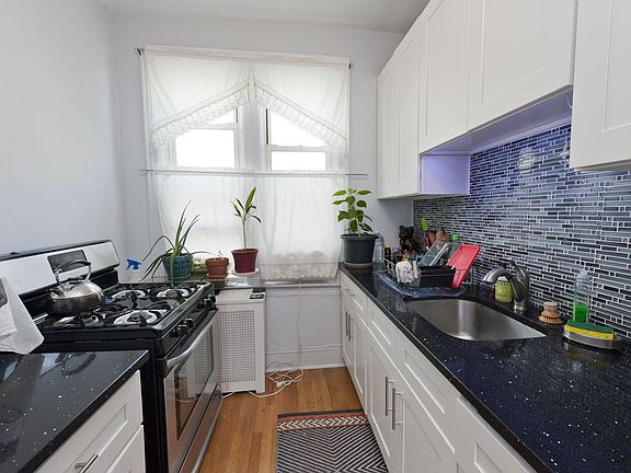 5th image of 2128 23rd St APT 1F