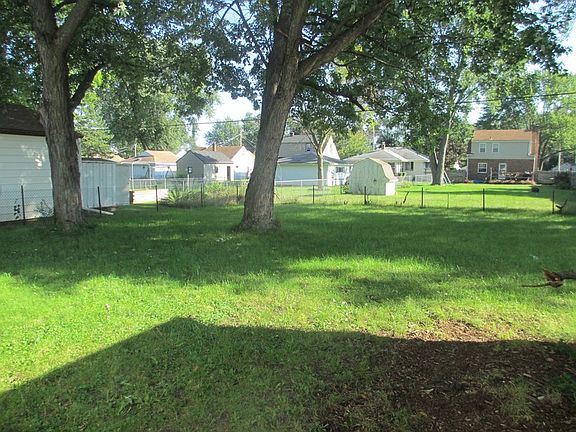 3rd image of 605 E Hosmer St