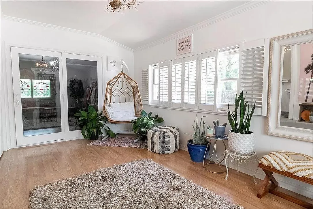 4 bed, 2300 sqft, $2,300 — Photo 3